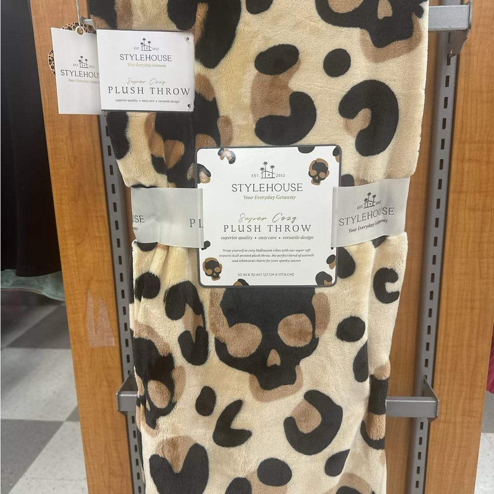 Stylehouse Leopard Print Plush Throw